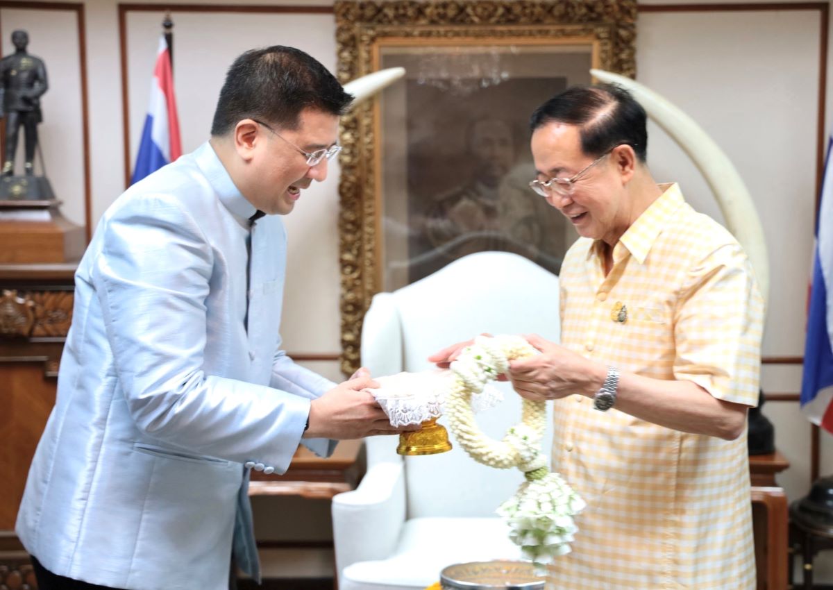 บสย. รดน้ำขอพร รมว.คลัง เนื่องในโอกาสเทศกาลสงกรานต์