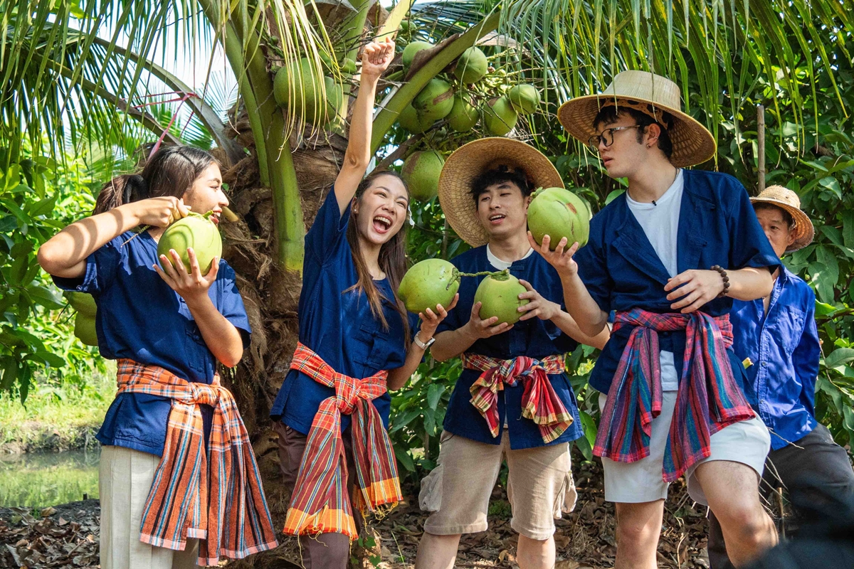 Thai friends take Chinese friends on a trip