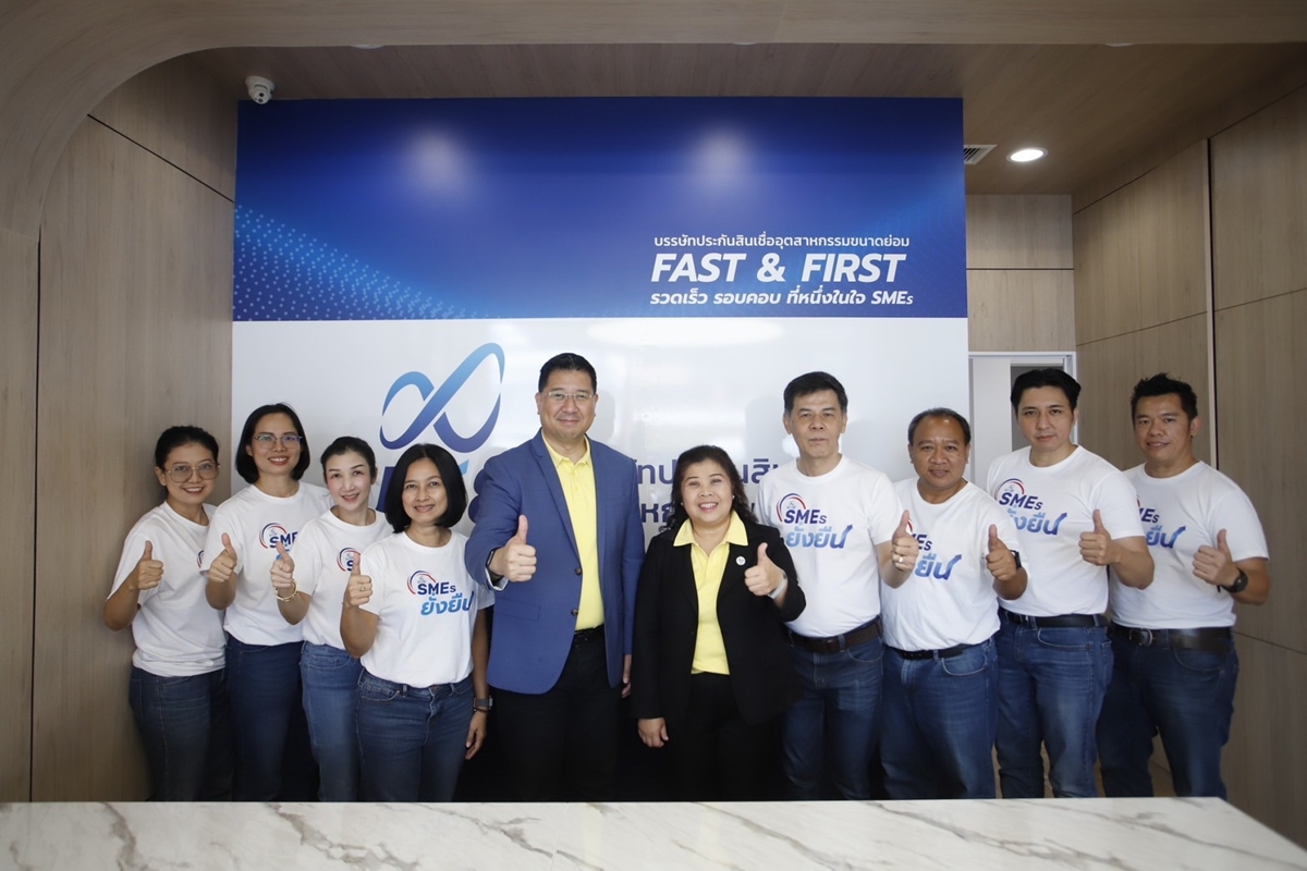 สวัสดีค่ะ เป็นตัวแทน ทีดีเจ กลุ่ม 3 จะมาพรีเซนต์เรื่อง เจาะ Open Data 3 มายากลก๊าซเรือนกระจก “ทุนใหญ่”ลับลวงพราง “Greenwashing ป่าเขียว” สิ่งที่เราพบคือ... ปัจจุบัน ประเทศปล่อยก๊าซเรือนกระจกอันดับ 24 ของโลก ปล่อยปีละ 386 ล้านตัน Co2 เราตั้งเป้าลดปีละ 120 ล้านตัน แต่ที่ผ่านมา ลดได้แค่ 8.6 ล้านตัน ในปี 2564 ที่มีโควิด เราตั้งเป้าในอนาคตใน 40 ปีข้างหน้า ก๊าซเรือนกระจกจะเหลือ “ศูนย์” ปี 2608 และใน อีก 40 ปีข้างหน้า ดูความเป็นไปได้กัน ถ้าเราทำไม่ได้ จะเป็นอย่างไร ประเทศไทยเสี่ยงโลกร้อน- โลกเดือด ติดอันดับ 30 ของโลก ผลกระทบสิ่งที่เกิดขึ้น คือ มีปัญหาสิ่งแวดล้อมภัยพิบัติ เศรษฐกิจเสียหาย ล่าสุด คือ CBAM การเก็บ “ภาษีคาร์บอนข้ามพรมแดนอียู” ทีมเรานำโอเพ่นดาต้าหลายๆหน่วยงานมาวิเคราะห์ เพื่อจะเห็นปัญหาใน 4 ส่วน ไปดูกันว่าแต่ส่วนเป็นยังไงบ้าง ส่วนที่ 1 Open Data กลลวง คาร์บอนเครดิตป่าเขียว ส่วนที่ 2 “ทุนใหญ่” ลับลวงพราง “Greenwashing ป่าเขียว” ส่วนที่ 3 เปิด 3 มายากลก๊าซเรือนกระจก ส่วนที่ 4 ไทยต้องมี “กฎหมายลดโลกร้อน” วาระด่วนแห่งชาติ ถัดมาเรามาดูดาต้า เรื่องการเปิดเผยการปล่อยก๊าซเรือนกระจกของบริษัทที่อยู่ในตลาดหลักทรัพย์ ปีที่ผ่านมา มี 63 บริษัท และปี 68 ดีขึ้นแต่เพิ่มขึ้นแค่ 27% หรือ 245 บริษัทจาก 922 บริษัท มาดูกราฟกันตัวเลขกลุ่มบริษัทที่เปิดเผยข้อมูล จะเห็นว่ากลุ่มทรัพยากรมากสุด คือหมวดธุรกิจน้ำมัน สาธารณูปโภคนั่นเอง ทีมเราได้ไปสัมภาษณ์นักวิชา พบว่าวิธีการลดก๊าซเรือนกระจกดีที่สุด คือ การปลูกป่า เป็นที่มาของคาร์บอนเครดิตภาคป่าไม้ เป็นที่มาให้เราก็ไปหาข้อมูลจาก อบก.พบว่า มีโครงการอยู่ในป่าสงวน ป่าชุมชน พอไปตรวจสอบระเบียบเรื่องการแบ่งปันผลประโยชน์ ก้อมีคำถามถึงเรื่องผลประโยชน์ของเอกชน รัฐ และชาวบ้าน ข้อมูลนี้ยังทำให้เห็นว่า ในช่วง 10 ปี ภาคป่าไม้มีสัดส่วน 22% ของโครงการคาร์บอน 500 โครงการ รูปนี้ คือที่แสดงการแบ่งปันผลประโยชน์ ส่วนกราฟนี้แสดงให้เห็นว่าเจ้าของโครงการใน 110 มีใครบ้าง แผนที่นี้ ทีม dev ของเราได้ใช้ ai ดึงข้อมูลที่ตั้งโครงการคาร์บอนเครดิตภาคป่าไม้ทั่วประเทศ มาดูตำแหน่งที่ตั้งโครงการ ซึ่งเชื่อว่าเป็นครั้งแรกที่ยังไม่มีการจัดทำขึ้น รวมทั้งยังชี้เห็นว่ามีโครงการกระจุกตัวอยู่ในพื้นที่ ภาคเหนือ ภาคกลาง และภาคตะวันออก ในอนาคตจะมีการต่อยอดพัฒนาไปอีกเรื่อย ส่วนต่อมา 3 มายากล มายากลที่ 1 ลวงพราง เรื่องข้อมูล เช่น การปล่อยก๊าซและ การลด มายากลที่ 2 ลับหลัง กลไกการตกลงต่างๆ โดยที่ชาวบ้านทำกันเองไม่ได้ เช่นค่าสำรวจที่สูงทำให้ขาดโอกาส และสุดท้าย คือ มายาคติ ภาพลักษณ์องค์กรสีเขียวตามกระแสรักษ์โลก แต่ข้อเท็จจริงคืออะไร สิ่งที่ทีมทีดีเจ เรามีข้อเสนอ คือประเทศไทยต้องมีกฎหมายลดโลกร้อนให้เป็นวาระเร่งด่วนของชาติ 1.รัฐและเอกชนต้องรายงานข้อมูลการปล่อยและลดก๊าซเรือนกระจกเป็นประจำ พร้อมเปิดเป็น Open Data 2.บังคับใช้ “ลด + ชดเชย” ไม่ใช่แค่สมัครใจเหมือนปัจจุบัน 3. ผลักดัน พ.ร.บ.ลดโลกร้อน ให้เป็นวาระด่วนแห่งชาติ โดยต้องมี o ระบบภาษีคาร์บอน และแรงจูงใจทางภาษี o บทลงโทษทางแพ่งและอาญา o การมีส่วนร่วมของภาคประชาชน ก่อนที่จะสายเกินแก้ ทุกภาคส่วนต้องร่วมมือกันใน เรื่องการลดก๊าซเรือนกระจกที่เป็นสาเหตุหลักของโลกเดือด โดยเฉพาะในภาคธุรกิจ ให้ความสำคัญกับการลดที่ต้นทาง มากกว่าการชดเชยด้วยคาร์บอนเครดิต และประเทศไทยต้องร่วมกันผลักดันให้พรบ.ลดโลกร้อน เป็นวาระเร่งด่วนแห่งชาติ สวัสดีค่ะ เป็นตัวแทน ทีดีเจ กลุ่ม 3 จะมาพรีเซนต์เรื่อง เจาะ Open Data 3 มายากลก๊าซเรือนกระจก “ทุนใหญ่”ลับลวงพราง “Greenwashing ป่าเขียว” สิ่งที่เราพบคือ... ปัจจุบัน ประเทศปล่อยก๊าซเรือนกระจกอันดับ 24 ของโลก ปล่อยปีละ 386 ล้านตัน Co2 เราตั้งเป้าลดปีละ 120 ล้านตัน แต่ที่ผ่านมา ลดได้แค่ 8.6 ล้านตัน ในปี 2564 ที่มีโควิด เราตั้งเป้าในอนาคตใน 40 ปีข้างหน้า ก๊าซเรือนกระจกจะเหลือ “ศูนย์” ปี 2608 และใน อีก 40 ปีข้างหน้า ดูความเป็นไปได้กัน ถ้าเราทำไม่ได้ จะเป็นอย่างไร ประเทศไทยเสี่ยงโลกร้อน- โลกเดือด ติดอันดับ 30 ของโลก ผลกระทบสิ่งที่เกิดขึ้น คือ มีปัญหาสิ่งแวดล้อมภัยพิบัติ เศรษฐกิจเสียหาย ล่าสุด คือ CBAM การเก็บ “ภาษีคาร์บอนข้ามพรมแดนอียู” ทีมเรานำโอเพ่นดาต้าหลายๆหน่วยงานมาวิเคราะห์ เพื่อจะเห็นปัญหาใน 4 ส่วน ไปดูกันว่าแต่ส่วนเป็นยังไงบ้าง ส่วนที่ 1 Open Data กลลวง คาร์บอนเครดิตป่าเขียว ส่วนที่ 2 “ทุนใหญ่” ลับลวงพราง “Greenwashing ป่าเขียว” ส่วนที่ 3 เปิด 3 มายากลก๊าซเรือนกระจก ส่วนที่ 4 ไทยต้องมี “กฎหมายลดโลกร้อน” วาระด่วนแห่งชาติ ถัดมาเรามาดูดาต้า เรื่องการเปิดเผยการปล่อยก๊าซเรือนกระจกของบริษัทที่อยู่ในตลาดหลักทรัพย์ ปีที่ผ่านมา มี 63 บริษัท และปี 68 ดีขึ้นแต่เพิ่มขึ้นแค่ 27% หรือ 245 บริษัทจาก 922 บริษัท มาดูกราฟกันตัวเลขกลุ่มบริษัทที่เปิดเผยข้อมูล จะเห็นว่ากลุ่มทรัพยากรมากสุด คือหมวดธุรกิจน้ำมัน สาธารณูปโภคนั่นเอง ทีมเราได้ไปสัมภาษณ์นักวิชา พบว่าวิธีการลดก๊าซเรือนกระจกดีที่สุด คือ การปลูกป่า เป็นที่มาของคาร์บอนเครดิตภาคป่าไม้ เป็นที่มาให้เราก็ไปหาข้อมูลจาก อบก.พบว่า มีโครงการอยู่ในป่าสงวน ป่าชุมชน พอไปตรวจสอบระเบียบเรื่องการแบ่งปันผลประโยชน์ ก้อมีคำถามถึงเรื่องผลประโยชน์ของเอกชน รัฐ และชาวบ้าน ข้อมูลนี้ยังทำให้เห็นว่า ในช่วง 10 ปี ภาคป่าไม้มีสัดส่วน 22% ของโครงการคาร์บอน 500 โครงการ รูปนี้ คือที่แสดงการแบ่งปันผลประโยชน์ ส่วนกราฟนี้แสดงให้เห็นว่าเจ้าของโครงการใน 110 มีใครบ้าง แผนที่นี้ ทีม dev ของเราได้ใช้ ai ดึงข้อมูลที่ตั้งโครงการคาร์บอนเครดิตภาคป่าไม้ทั่วประเทศ มาดูตำแหน่งที่ตั้งโครงการ ซึ่งเชื่อว่าเป็นครั้งแรกที่ยังไม่มีการจัดทำขึ้น รวมทั้งยังชี้เห็นว่ามีโครงการกระจุกตัวอยู่ในพื้นที่ ภาคเหนือ ภาคกลาง และภาคตะวันออก ในอนาคตจะมีการต่อยอดพัฒนาไปอีกเรื่อย ส่วนต่อมา 3 มายากล มายากลที่ 1 ลวงพราง เรื่องข้อมูล เช่น การปล่อยก๊าซและ การลด มายากลที่ 2 ลับหลัง กลไกการตกลงต่างๆ โดยที่ชาวบ้านทำกันเองไม่ได้ เช่นค่าสำรวจที่สูงทำให้ขาดโอกาส และสุดท้าย คือ มายาคติ ภาพลักษณ์องค์กรสีเขียวตามกระแสรักษ์โลก แต่ข้อเท็จจริงคืออะไร สิ่งที่ทีมทีดีเจ เรามีข้อเสนอ คือประเทศไทยต้องมีกฎหมายลดโลกร้อนให้เป็นวาระเร่งด่วนของชาติ 1.รัฐและเอกชนต้องรายงานข้อมูลการปล่อยและลดก๊าซเรือนกระจกเป็นประจำ พร้อมเปิดเป็น Open Data 2.บังคับใช้ “ลด + ชดเชย” ไม่ใช่แค่สมัครใจเหมือนปัจจุบัน 3. ผลักดัน พ.ร.บ.ลดโลกร้อน ให้เป็นวาระด่วนแห่งชาติ โดยต้องมี o ระบบภาษีคาร์บอน และแรงจูงใจทางภาษี o บทลงโทษทางแพ่งและอาญา o การมีส่วนร่วมของภาคประชาชน ก่อนที่จะสายเกินแก้ ทุกภาคส่วนต้องร่วมมือกันใน เรื่องการลดก๊าซเรือนกระจกที่เป็นสาเหตุหลักของโลกเดือด โดยเฉพาะในภาคธุรกิจ ให้ความสำคัญกับการลดที่ต้นทาง มากกว่าการชดเชยด้วยคาร์บอนเครดิต และประเทศไทยต้องร่วมกันผลักดันให้พรบ.ลดโลกร้อน เป็นวาระเร่งด่วนแห่งชาติ TCG082025.jpg